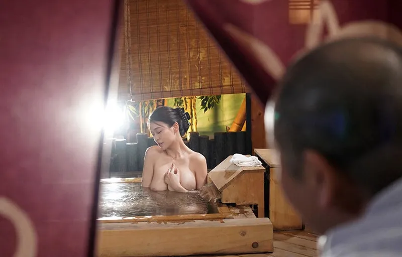 Người yêu của con trai bị bố anh xã nhìn trộm khi đang tắm rồi xoạc đến mang thai