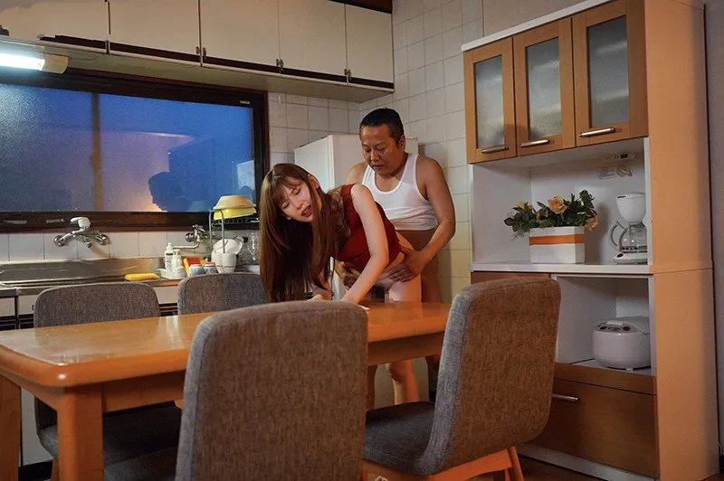 Cô con gái bị ông xã mới của mẹ phang mỗi ngày, cho dù đã có người yêu